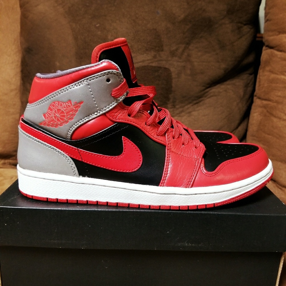 Jordan Retro 1 size 9 mid-rise